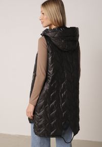 Born2be - Czarna Przejściowa Kamizelka Pikowana o Długim Kroju z Kapturem i Naszywką Harmaste. Okazja: na co dzień. Typ kołnierza: kaptur. Kolor: czarny. Materiał: jeans. Długość: długie. Wzór: aplikacja. Styl: casual #4