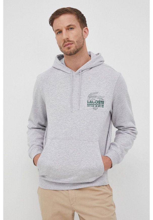 Lacoste bluza bawełniana męska kolor szary z kapturem z nadrukiem. Okazja: na co dzień. Typ kołnierza: kaptur. Kolor: szary. Materiał: bawełna. Wzór: nadruk. Styl: casual
