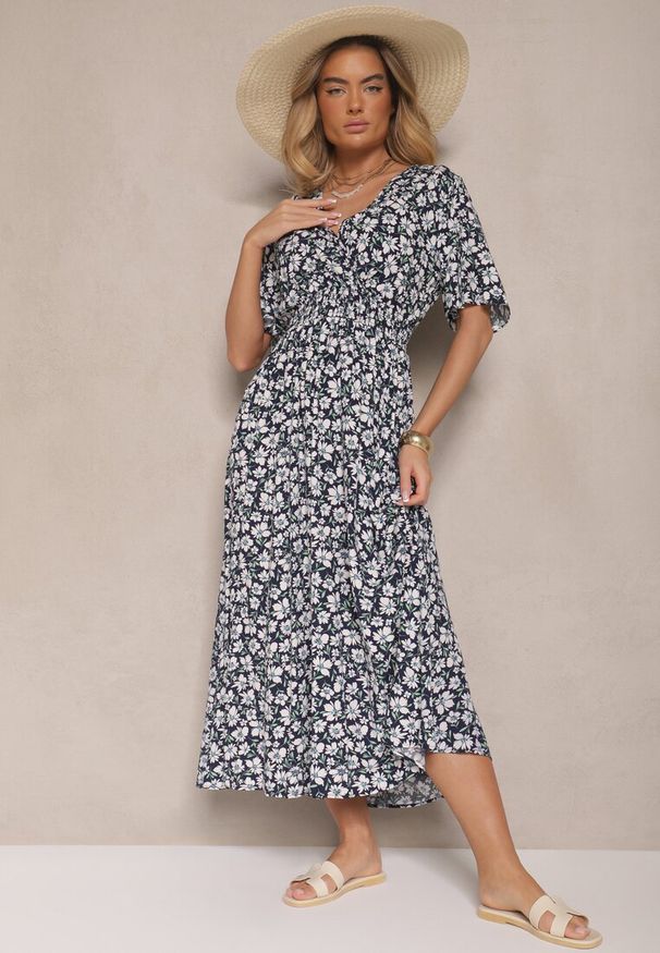 Renee - Granatowa Sukienka Rozkloszowana o Kopertowym Kroju w Kwiatowy Print Borriz. Okazja: na co dzień. Kolor: niebieski. Materiał: materiał. Wzór: kwiaty, nadruk. Sezon: lato, wiosna. Typ sukienki: kopertowe. Styl: elegancki, casual