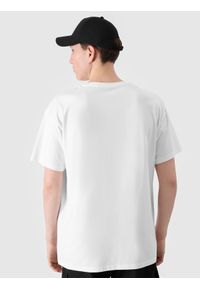 4f - T-shirt oversize z nadrukiem męski - biały. Okazja: na co dzień. Kolor: biały. Materiał: dzianina, jersey, bawełna. Długość rękawa: krótki rękaw. Długość: krótkie. Wzór: nadruk. Styl: sportowy, casual, klasyczny