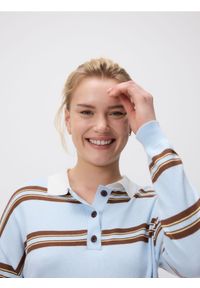 Reserved - Sweter polo w paski - jasnoniebieski. Typ kołnierza: polo. Kolor: niebieski. Materiał: wiskoza, dzianina. Wzór: paski