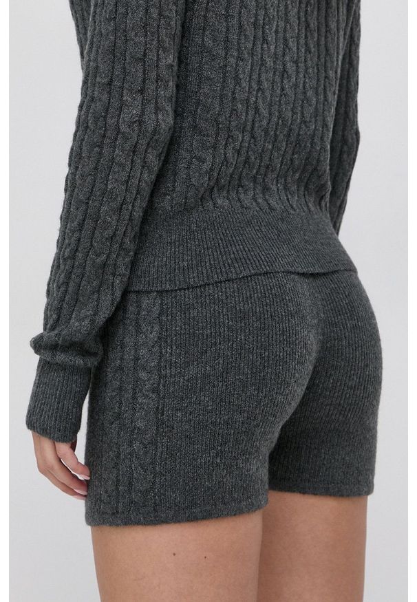 Guess Szorty z domieszką wełny damskie kolor szary gładkie high waist. Okazja: na co dzień. Stan: podwyższony. Kolor: szary. Materiał: wełna. Wzór: gładki. Styl: casual