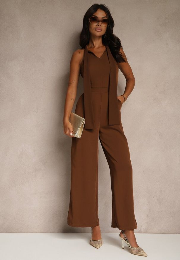 Renee - Brązowy Kombinezon Wide Leg z Ozdobnym Wiązaniem przy Szyi Silelia. Okazja: na co dzień. Kolor: brązowy. Długość rękawa: bez rękawów. Styl: klasyczny, elegancki, casual