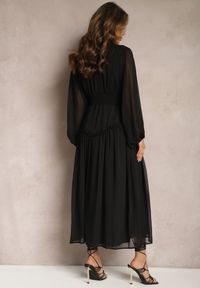 Renee - Czarna Elegancka Sukienka w Stylu Vintage z Powlekanymi Guzikami i Marszczeniami Lefandia. Typ kołnierza: kołnierzyk stójkowy. Kolor: czarny. Styl: vintage, elegancki #3