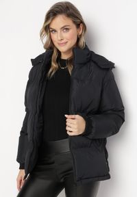 Born2be - Czarna Pudełkowa Kurtka Pikowana z Kapturem Anena. Typ kołnierza: kaptur. Kolor: czarny. Styl: elegancki #2