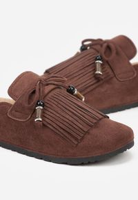 Born2be - Brązowe Klapki Mule z Imitacji Zamszu Zdobione Koralikami i Frędzlami Elwedena. Kolor: brązowy. Materiał: zamsz. Wzór: aplikacja. Styl: klasyczny, elegancki, boho #7