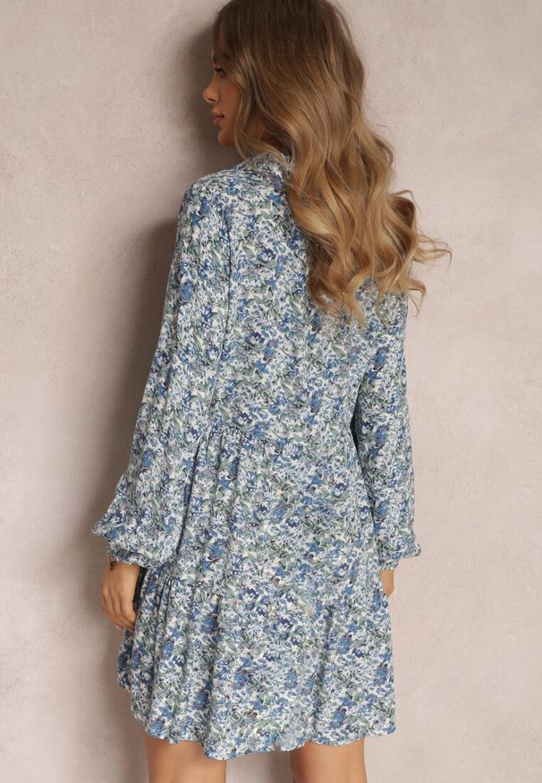 Renee - Biało-Niebieska Sukienka Thellehe. Kolor: niebieski. Wzór: aplikacja, kwiaty. Typ sukienki: koszulowe. Styl: klasyczny. Długość: mini