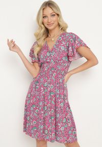 Born2be - Różowa Wiskozowa Sukienka w Kwiaty z Trójkątnym Dekoltem i Gumką w Talii Tivara. Okazja: na randkę, na co dzień. Kolor: różowy. Materiał: wiskoza. Wzór: kwiaty. Sezon: lato. Styl: elegancki, casual #7