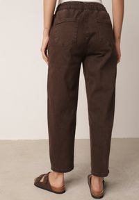 Born2be - Brązowe Bawełniane Jeansy Mom Fit ze Ściągaczem i Wiązaniem w Pasie Pallelato. Okazja: na co dzień. Kolor: brązowy. Długość: długie. Styl: elegancki, casual #4