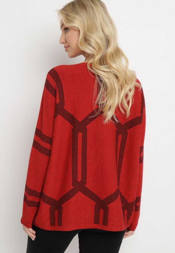 Born2be - Czerwony Sweter z Geometrycznym Wzorem i Ściągaczami Buvania. Kolor: czerwony. Wzór: geometria