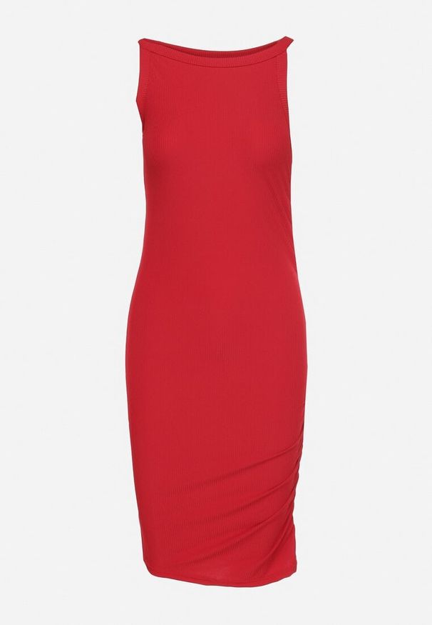 Born2be - Czerwona Prążkowana Sukienka z Marszczeniami Ursola. Okazja: na co dzień. Kolor: czerwony. Materiał: prążkowany. Wzór: prążki. Styl: elegancki, casual