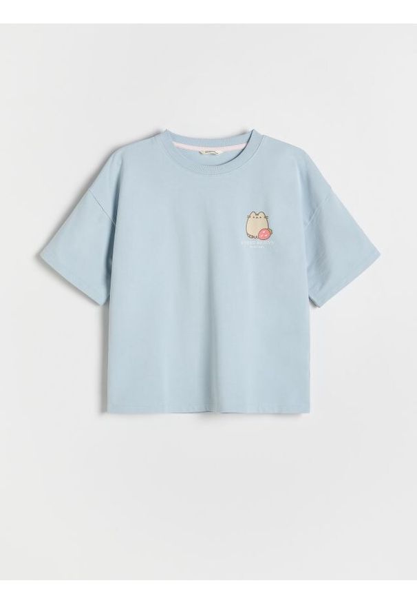Reserved - T-shirt z nadrukiem Pusheen - jasnoniebieski. Kolor: niebieski. Materiał: dzianina, bawełna. Wzór: nadruk
