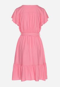 Born2be - Różowa Wiskozowa Sukienka z Kopertowym Dekoltem i Paskiem Aurenelle. Okazja: na co dzień. Typ kołnierza: dekolt kopertowy. Kolor: różowy. Materiał: wiskoza. Długość rękawa: krótki rękaw. Sezon: wiosna, lato. Typ sukienki: kopertowe. Styl: casual #3