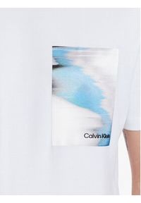 Calvin Klein T-Shirt Glitch Chest Print Comfort Tee K10K111132 Biały Regular Fit. Kolor: biały. Materiał: bawełna. Wzór: nadruk #5