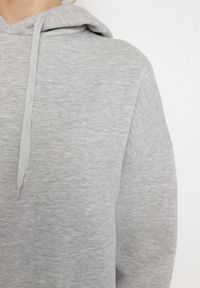 Born2be - Jasnoszara Bluza z Kapturem Dagdere. Typ kołnierza: kaptur. Kolor: szary. Materiał: polar, jeans, dzianina. Długość rękawa: długi rękaw. Długość: długie. Wzór: gładki. Sezon: zima, jesień. Styl: sportowy