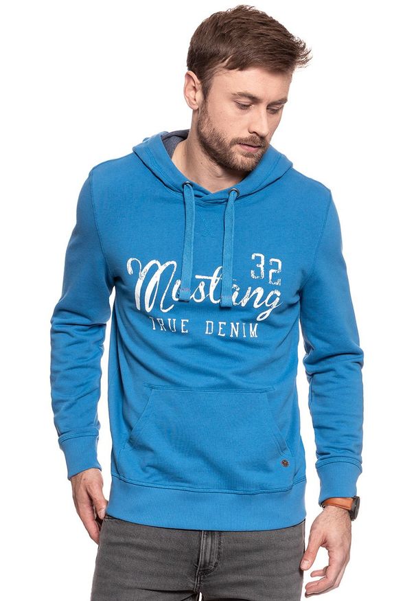 Mustang - MUSTANG BLUZA Logoprint Hoodie DEEP WATER 1007259 5392. Typ kołnierza: kaptur. Wzór: nadruk