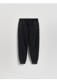 Reserved - Joggery z efektem sprania - czarny. Kolor: czarny. Materiał: dzianina, bawełna