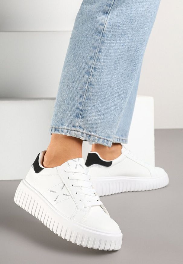 Renee - Biało-Czarne Sneakersy na Platformie z Tłoczeniem i Brokatową Wstawką Nuselin. Okazja: na co dzień. Kolor: biały. Materiał: jeans, skóra. Obcas: na platformie