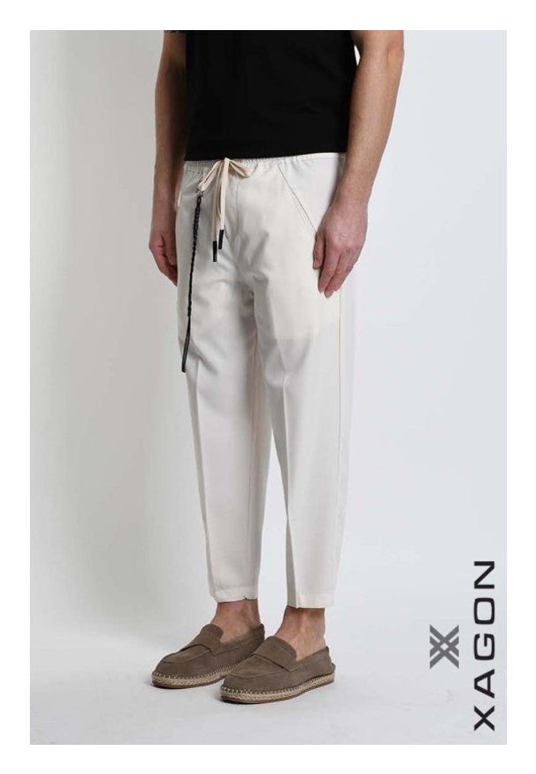 Xagon Spodnie | P26032 ZXAG92 | Mężczyzna | Kremowy. Okazja: na co dzień. Kolor: kremowy. Materiał: wiskoza, poliester, elastan. Długość: długie. Styl: elegancki, casual, klasyczny, sportowy