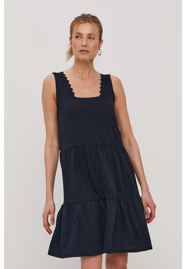 Vero Moda Sukienka kolor granatowy mini prosta. Okazja: na co dzień. Kolor: niebieski. Materiał: dzianina, poliester. Długość rękawa: na ramiączkach. Wzór: gładki. Typ sukienki: proste. Styl: casual. Długość: mini