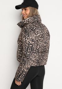 Born2be - Brązowa Krótka Pikowana Kurtka w Panterkę Wykończona Ściągaczami Ivinia. Okazja: na spacer. Kolor: brązowy. Materiał: jeans. Długość rękawa: długi rękaw. Długość: krótkie. Wzór: motyw zwierzęcy. Styl: elegancki #2