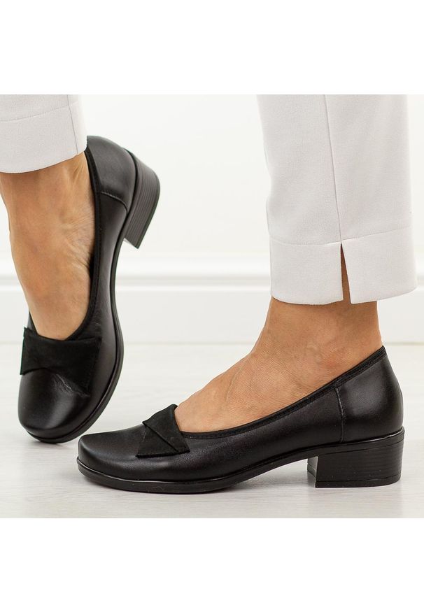 Czarne Polskie półbuty damskie Gregors 823. Okazja: na co dzień. Kolor: czarny. Materiał: skóra. Szerokość cholewki: normalna. Sezon: wiosna, jesień, lato. Styl: casual, elegancki, klasyczny