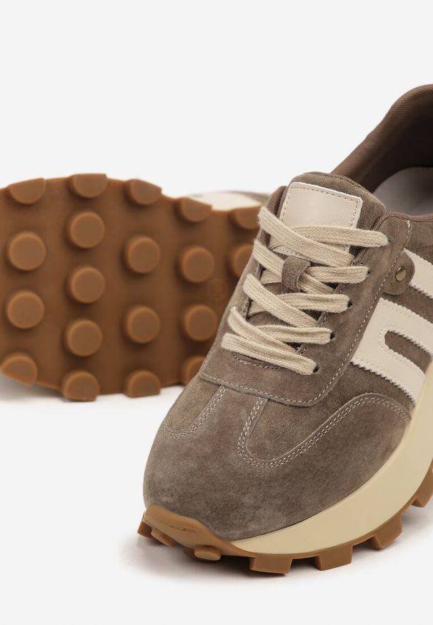 Renee - Ciemnobeżowe Sneakersy ze Skóry Naturalnej Ozdobione Geometrycznym Wzorem Melassea. Okazja: na co dzień. Kolor: beżowy. Materiał: skóra. Wzór: geometria, aplikacja