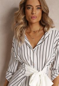 Renee - Biała Koszulowa Mini Sukienka z Wiskozy Wiązana w Pasie Fiammetta. Typ kołnierza: kołnierzyk klasyczny. Kolor: biały. Materiał: wiskoza. Długość rękawa: długi rękaw. Typ sukienki: koszulowe. Styl: klasyczny. Długość: mini
