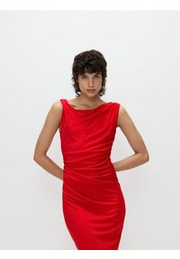 Reserved - Sukienka z drapowaniem - czerwony. Kolor: czerwony. Materiał: wiskoza, włókno, jersey