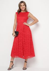 Born2be - Czerwona Koronkowa Sukienka o Rozkloszowanym Kroju z Odkrytymi Plecami Nelamia. Okazja: na co dzień, na imprezę. Kolor: czerwony. Materiał: koronka. Długość rękawa: bez rękawów. Styl: casual, elegancki, wizytowy #1