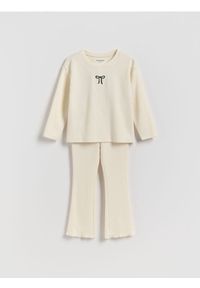 Reserved - Prążkowany komplet z haftem - kremowy. Kolor: kremowy. Materiał: prążkowany. Wzór: haft #1