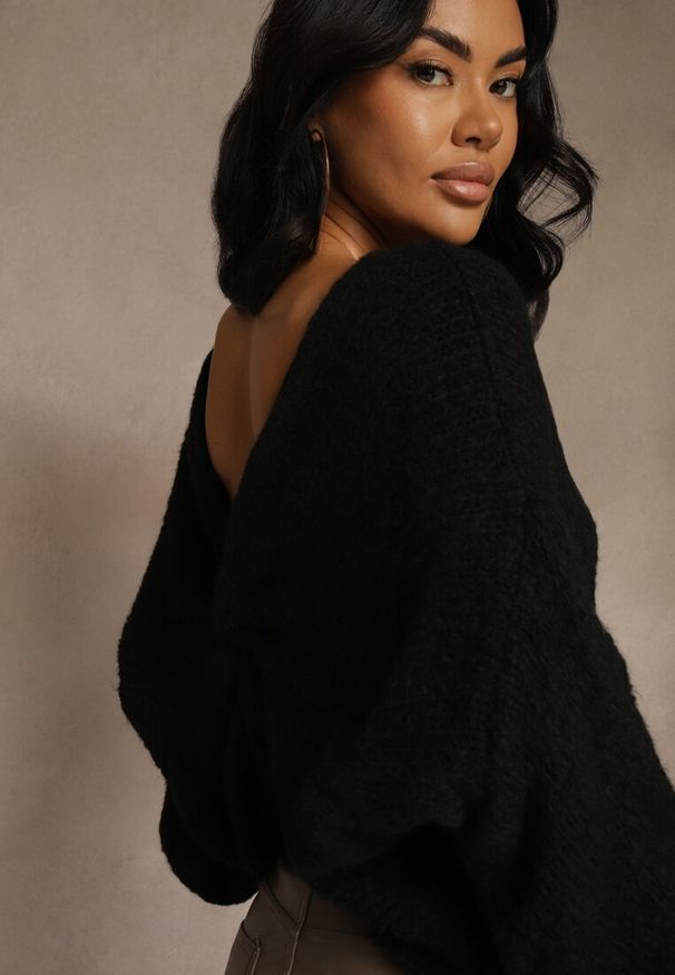 Renee - Czarny Oversizowy Sweter z Dodatkiem Wełny Zdobiony Węzłem Lawedana. Kolor: czarny. Materiał: wełna. Wzór: aplikacja