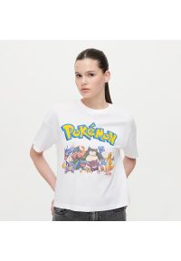 House - Krótka koszulka z nadrukiem Pokémon biała - Biały. Kolor: biały. Długość: krótkie. Wzór: nadruk #1