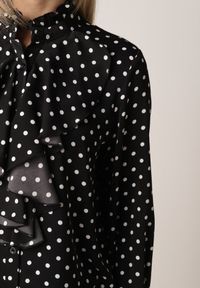 Born2be - Czarna Wiskozowa Koszula w Kropki ze Stójką z Ozdobnymi Falbanami Isamene. Okazja: na co dzień. Typ kołnierza: kołnierzyk stójkowy. Kolor: czarny. Materiał: wiskoza. Wzór: kropki. Styl: casual, klasyczny #5