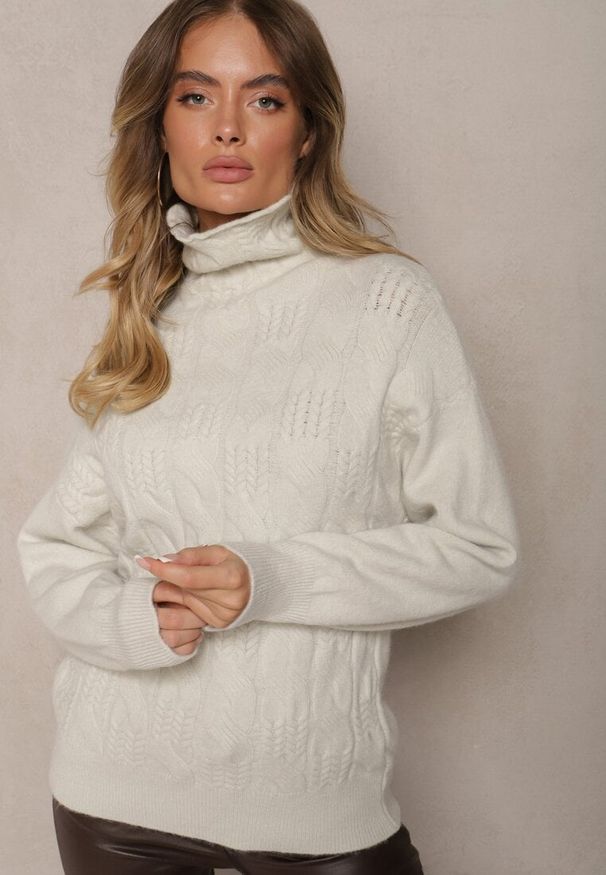Renee - Beżowy Casualowy Golf z Tłoczonym Wzorem Daivyn. Okazja: na co dzień. Typ kołnierza: golf. Kolor: beżowy. Sezon: zima. Styl: casual