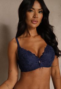 Renee - Granatowy Biustonosz Ozdobiony Koronką i Kokardką Aqiany. Kolor: niebieski. Materiał: koronka. Wzór: koronka, aplikacja #6