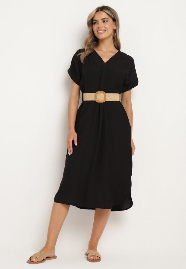 Born2be - Czarna Wiskozowa Sukienka z Paskiem Ozdobionym Plecionką i Klamrą Mlevena. Typ kołnierza: dekolt w kształcie V. Kolekcja: plus size. Kolor: czarny. Materiał: wiskoza. Długość rękawa: krótki rękaw. Wzór: aplikacja. Typ sukienki: dla puszystych. Styl: elegancki