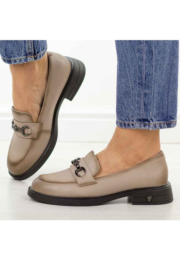 Beżowe skórzane półbuty damskie Vinceza 39951. Okazja: na co dzień, na spotkanie biznesowe. Zapięcie: bez zapięcia. Kolor: brązowy. Szerokość cholewki: normalna. Materiał: skóra. Sezon: wiosna, jesień. Obcas: na obcasie. Styl: casual, biznesowy, elegancki, klasyczny. Wysokość obcasa: niski