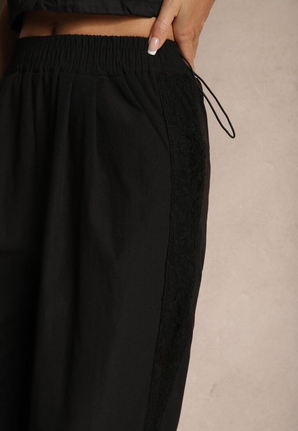 Renee - Czarne Szerokie Spodnie z Bawełną High Waist Ozdobione Koronką Efandiela. Okazja: na co dzień, na imprezę. Stan: podwyższony. Kolor: czarny. Materiał: bawełna, koronka. Długość: długie. Wzór: aplikacja, koronka. Styl: elegancki, casual