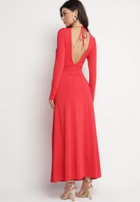 Born2be - Czerwona Rozkloszowana Sukienka z Wiskozą z Odkrytymi Plecami i Wiązaniem Irellisa. Okazja: na co dzień. Kolor: czerwony. Materiał: wiskoza. Styl: elegancki, casual