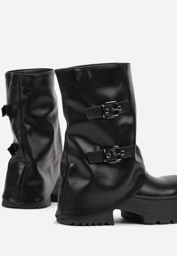 Born2be - Czarne Botki Biker VICES z Cholewką Imitującą Nogawkę z Klamrami Reiladia. Okazja: na co dzień. Zapięcie: klamry. Kolor: czarny. Materiał: jeans. Szerokość cholewki: normalna. Styl: casual