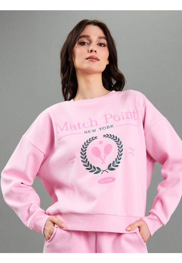 Sinsay - Bawełniana bluza crewneck z haftem - begonia. Materiał: bawełna. Wzór: haft