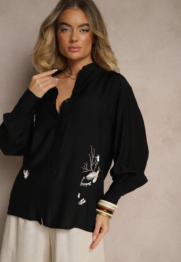 Renee - Czarna Klasyczna Koszula z Wiskozą z Haftowanymi Zdobieniami Korolena. Okazja: na co dzień, na spotkanie biznesowe. Kolor: czarny. Materiał: wiskoza. Długość rękawa: długi rękaw. Długość: długie. Wzór: haft, aplikacja. Styl: klasyczny