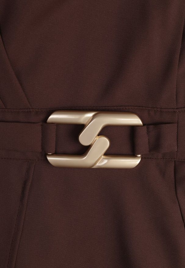 Renee - Brązowa Elegancka Sukienka o Kopertowym Kroju Zdobiona Aplikacją w Talii Zilendra. Kolor: brązowy. Wzór: aplikacja. Typ sukienki: kopertowe. Styl: elegancki