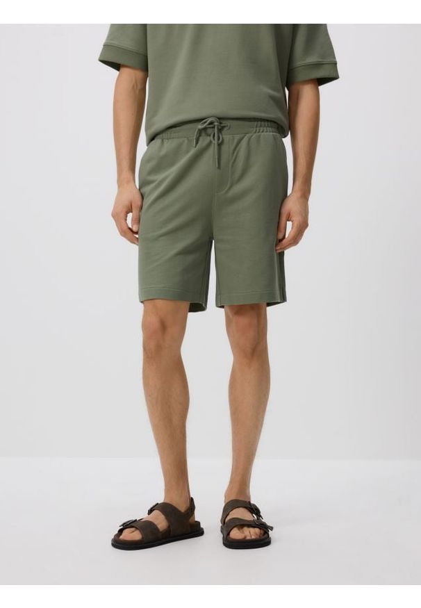 Reserved - Bawełniane szorty comfort - jasnozielony. Kolor: zielony. Materiał: bawełna