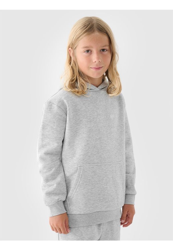 4f - 4F Bluza dresowa nierozpinana z kapturem chłopięca - szara 122 (6-7 lat). Okazja: na co dzień. Typ kołnierza: kaptur. Kolor: szary. Materiał: dresówka. Wzór: gładki, ze splotem. Sezon: lato. Styl: sportowy, casual