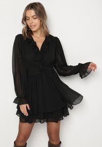 Born2be - Czarna Rozkloszowana Sukienka z Falbankami i Siateczkowymi Rękawami Zennisa. Okazja: do pracy, na spotkanie biznesowe, na imprezę. Typ kołnierza: kołnierz z falbankami. Kolor: czarny. Materiał: poliester. Typ sukienki: rozkloszowane. Styl: biznesowy, klasyczny #2