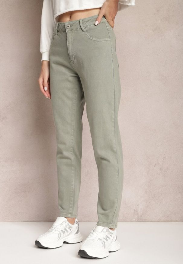 Renee - Zielone Jeansy Mom Fit High Waist Kasena. Okazja: na co dzień. Stan: podwyższony. Kolor: zielony. Styl: klasyczny, casual