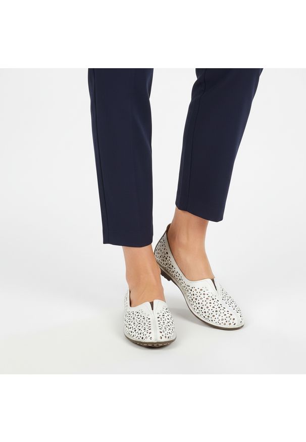Półbuty damskie Artiker cholewka skóra naturalna perforowana wsuwany fason elastyczne wstawki po bokach zaokrąglony nosek niski krój dopasowana linia. Okazja: na co dzień. Kolor: biały. Materiał: skóra. Szerokość cholewki: normalna. Wzór: ażurowy. Sezon: wiosna, lato. Styl: casual, elegancki, klasyczny