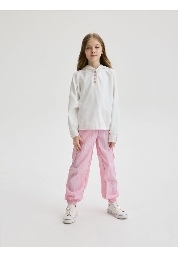 Reserved - Ortalionowe spodnie cargo - różowy. Kolor: różowy. Materiał: tkanina. Wzór: gładki